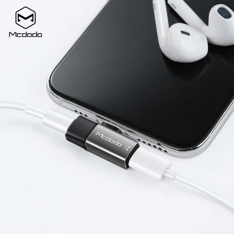 مبدل لایتنینگ 1 به 2 مک دودو مدل CA-618